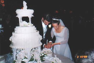 Shaun and Kelly cutting the cake